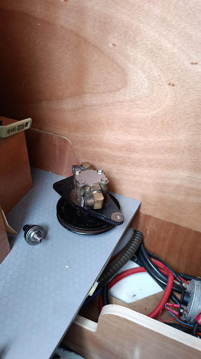 Water Flow sensor + raw water pulley with integrated impeller. Beneteay Sense 51.